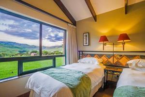 伯格维尔aha Alpine Heath Resort的带大窗户的客房内的两张床