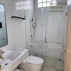 合艾Self house (Cozy private house)的浴室配有卫生间、淋浴和盥洗盆。