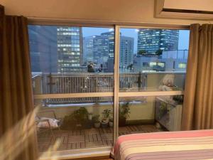 东京駅徒歩5分！快適で贅沢、理想的なゲストルーム的一间卧室设有市景阳台
