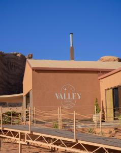 瓦迪拉姆Valley Resort的建筑的侧面有标志