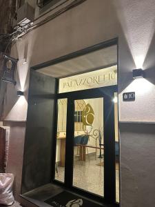 那不勒斯PALAZZOREFICI的商店一侧的镜子