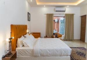 大诺伊达Sandane Homes By The Lodgers Near India Expo Centre & Mart Greater Noida的一间带白色床的卧室和一间客厅