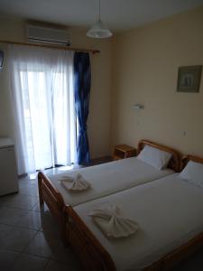 阿穆迪亚全景公寓式酒店的一间卧室设有两张单人床和一个窗户。