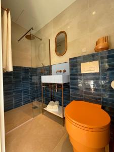 勒格罗-迪鲁瓦Villa Chiesa的浴室设有橙色卫生间和水槽。