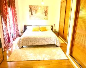 马拉加Apartamento Litoral Blue的一间卧室配有一张床和地毯