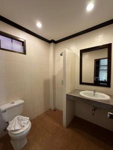 芭东海滩Baan Kingkeaw Thamdee Patong的一间带卫生间、水槽和镜子的浴室