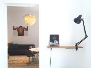 柏林Luxury 2 Bedroom apartment in the heart of Mitte, Berlin的客厅配有黑灯和桌子