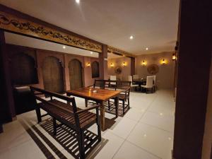 焦特布尔Khamma Heritage的一间带木桌和椅子的用餐室