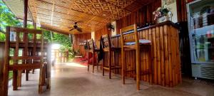 莫阿尔博阿罗斯旅馆的餐厅拥有木墙和桌椅