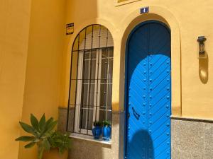 多列毛利诺斯Apartamento Jema El Bajondillo的两扇窗户的建筑里的一个蓝色门