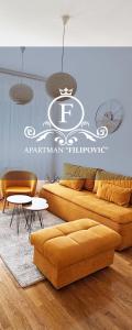 巴尼亚卢卡Apartman Filipović的客厅配有沙发和桌子