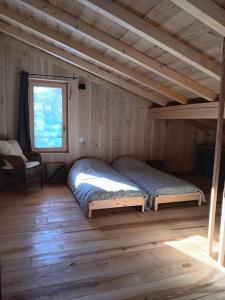 克莱尔沃雷拉克Lodges Clara Vallis的小木屋内一间卧室,配有两张床
