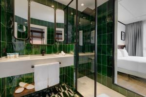 圣塞瓦斯蒂安Hotel Tres Reyes San Sebastián的浴室设有绿色瓷砖墙