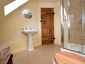 2 Bed in Newthorpe 47032的一间带水槽和淋浴的浴室