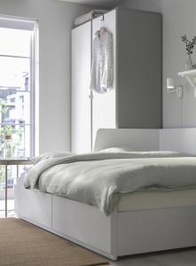 卢戈Centro Lugo的白色的卧室设有白色的床和窗户。