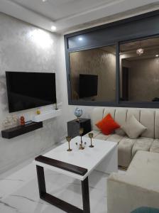 纳祖尔La Joie Al Jadid的客厅配有白色沙发和电视