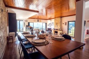费雷拉杜泽济里Blue Lake House的用餐室配有大型木桌和椅子