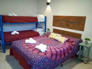 菲安巴拉Amaragua的客房设有两张双层床,床上配有毛巾