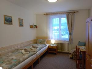 斯祖贝莱克Apartments Ľubka的客房设有两张床和窗户。