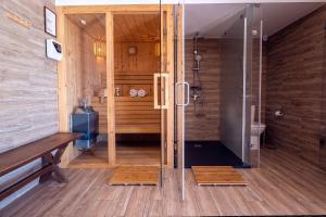 费雷拉杜泽济里Blue Lake House的带淋浴的浴室和玻璃门