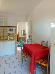 Le Morne RougeKay Anaisa的一间厨房,里面配有红色的桌子和椅子