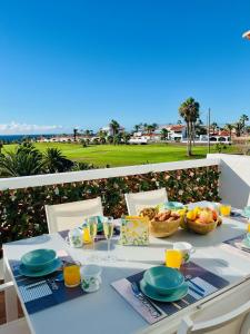 圣米格尔德阿沃纳Fantastic sea and golf course view house with 3 bedrooms的阳台上的桌子上摆放着食物和饮料