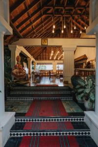 特里凡得琅Aadisaktthi Leisure Resort, Kovalam的大堂设有红色地毯的大房间