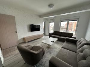 乌罗舍瓦茨4-YOU Apartment的客厅配有沙发和桌子