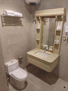 阿尔阿尔فندق الزوين - Alzuwain Hotel的一间带卫生间和水槽的浴室