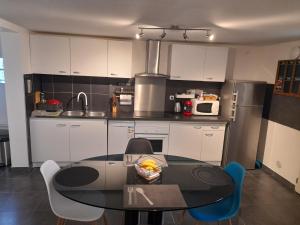新城勒鲁瓦Appartement proche d'Orly的厨房配有桌椅