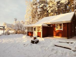 卡拉约基Punatulkku的一座小房子,在院子里被雪覆盖着