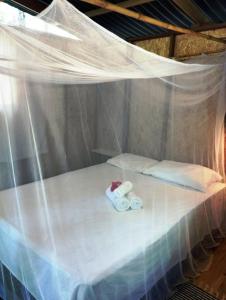 大塞拉YbYmara Eco Glamping的帐篷内的一张床位,配有2条可移动毛巾