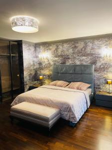 维也纳Luxury in the Heart of Vienna的一间卧室设有一张特大号床和石墙