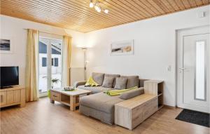 阿尔特费尔阿尔特费尔/吕根岛87号度假屋 - 带桑拿浴室的带沙发和电视的客厅