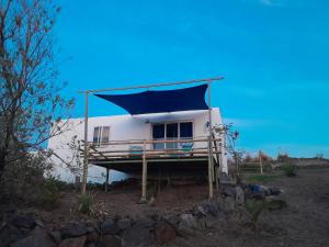 Rodrigues IslandBlue View Terrace的上面有蓝色的遮盖的房子