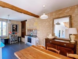 圣西普里安L'Enea Terrasse的厨房配有餐桌和镜子