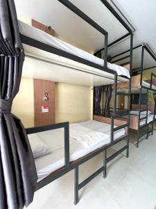 奥南海滩Hangover Aonang的客房内的一组双层床