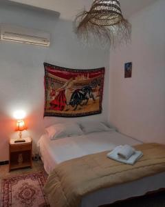 苏塞Dar Hkaïem的卧室设有两张床,墙上挂有挂毯