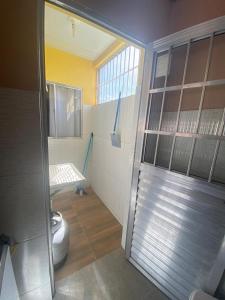 佩罗巴Casa Morada da Praia 1的带淋浴和卫生间的浴室。
