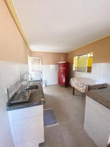 佩罗巴Casa Morada da Praia 1的厨房配有水槽和红色冰箱
