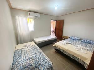 佩罗巴Casa Morada da Praia 1的一间卧室设有两张床和窗户。