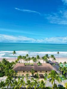 嘎林海斯港加利尼亚斯港贝拉马尔酒店的享有棕榈树和海滩度假村的空中景致