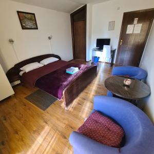 卡尔洛瓦茨Guesthouse Kod mosta的卧室配有一张床和一张桌子及椅子