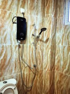 瓜埠LANGKAWI FAMILY DELUXE HOUSE FOR 7Pax的浴室设有卫生间,墙上有线索。