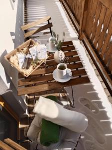 沼泽附近策尔Biohof-Feichtinger的阳台上的桌子上放着两杯咖啡