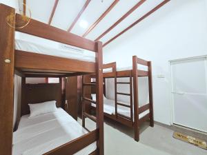 科伦坡Galle Face Terrace Hostel by Tourlux的带窗户的客房内的两张双层床