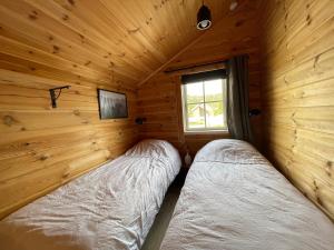 SinnesVrådal Panorama的小木屋内的两张床,设有窗户