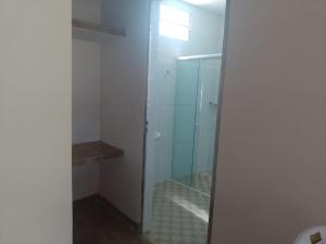 佩罗巴Casa morada da praia 5的带淋浴的浴室和玻璃门