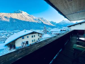 富尔普梅斯Königin Serles - großzügig, gemütlich & nachhaltig的阳台享有雪覆盖的群山美景。