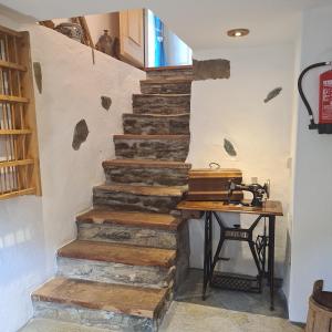 施皮斯Haus Edelweiss - Ferienhaus的木桌的楼梯